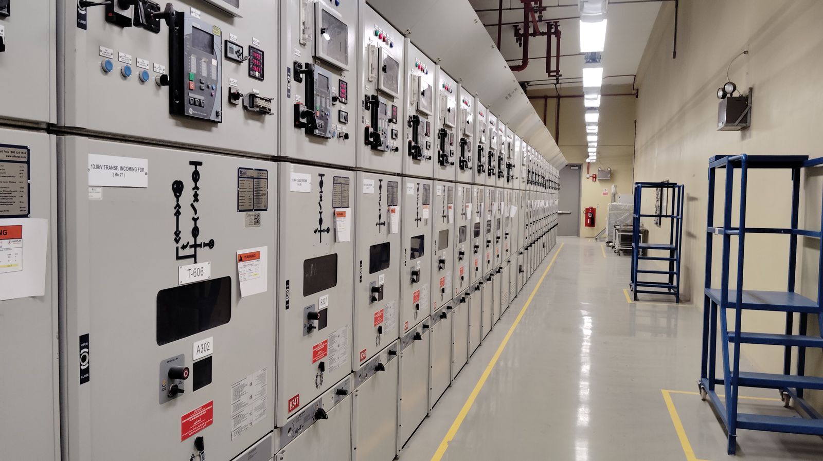 制御盤が並ぶ電気室
