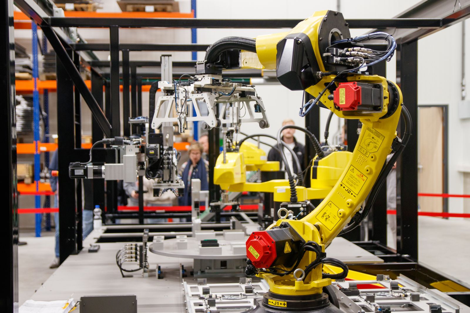 自動生産ラインの産業用ロボットアーム